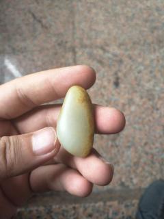 什么样的和田玉籽料原石适合原石佩戴或包金佩戴呢