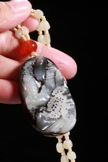 珍藏品,新疆和田玉黑油皮籽料(观音看天下),搭配天然和田玉项链,孤品