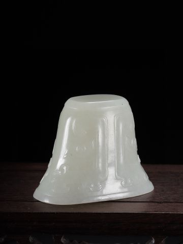 和田玉兽面纹杯,尺寸:6.8×3.8×5.1厘米,重量88克