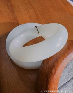 收藏款和田玉白玉山料羊脂手镯,镯形大气.肉质细腻.油润亮泽. 精光内