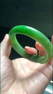和田玉碧玉手镯 阳绿带猫眼57.5mm