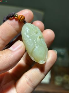 和田玉福在眼前吊坠