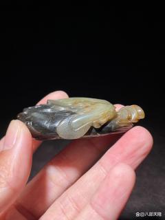老和田玉青花连连有鱼雕件:墨玉凝纹里的吉庆盈然